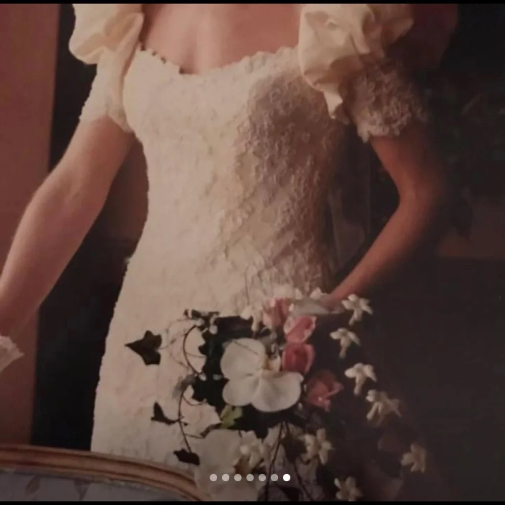 Elegant Wedding Gown - Picture 2 of 4